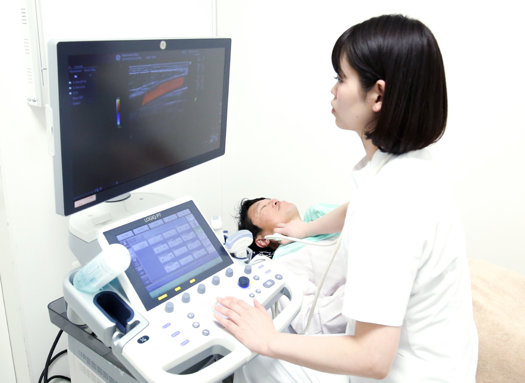 頸動脈の超音波検査で頚動脈の中内膜の厚さやプラークの有無を確認します